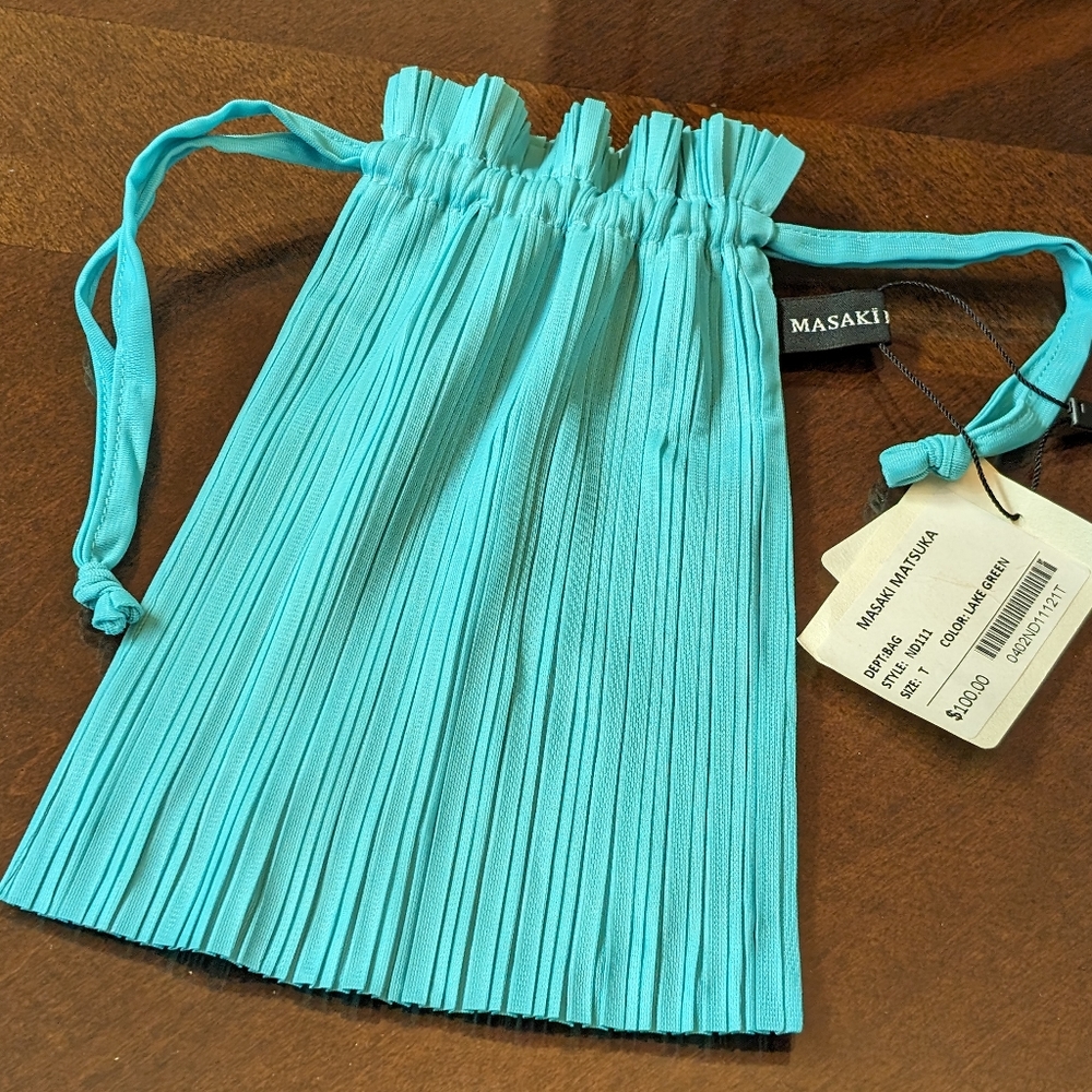 Pleated drawstring bag